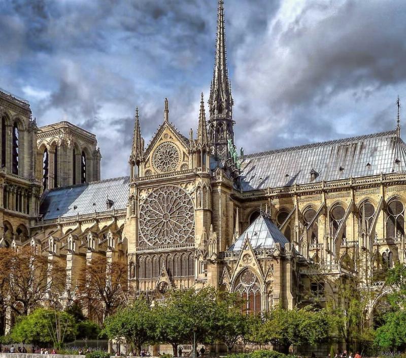 Notre-Dame de Paris, chef-d'œuvre de l'architecture gothique, présentant ses arcs-boutants et ses flèches élancées